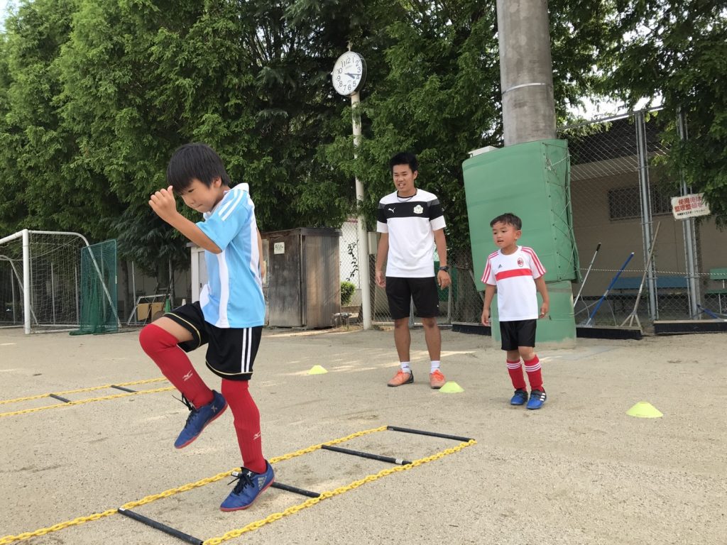 「長岡京ＳＣサッカースクールでは足が速くなる？！サッカーも足の速さも上達します！」