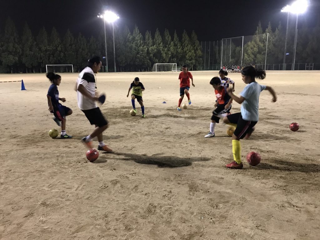 「本日はステップワークを重点的にトレーニング！細かく、様々なステップが踏めるように！」