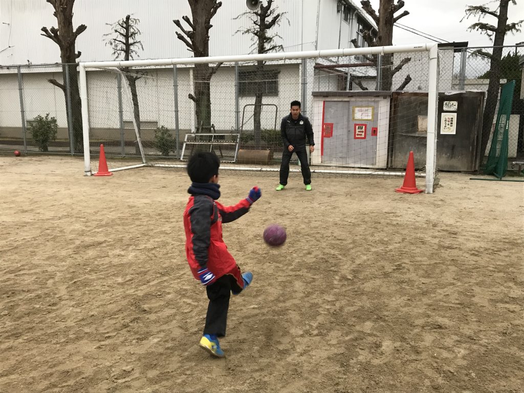 「動きながらボールの中心を捉えることにチャレンジ！動きながらのミートはやはり簡単には出来ません！」