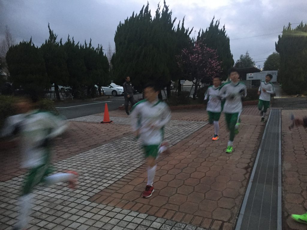 「あいにくの雨によりグラウンドが使用不可。みんなが大好きフィジカルトレーニングに変更です。笑」